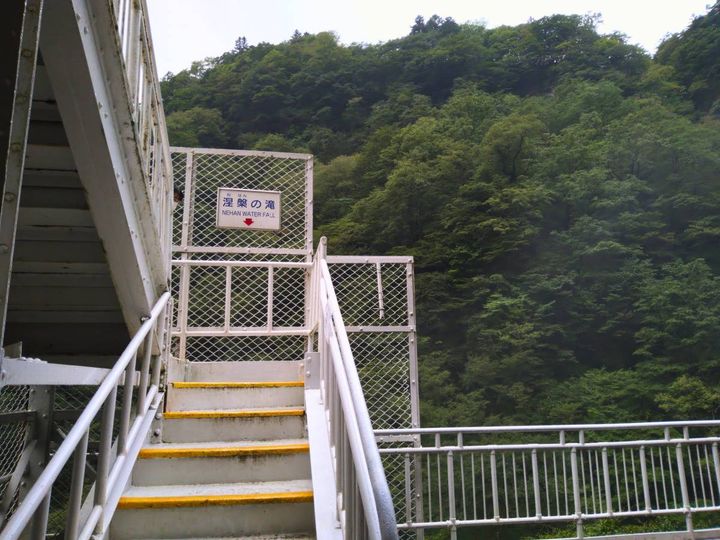 華厳の滝の案内図と階段