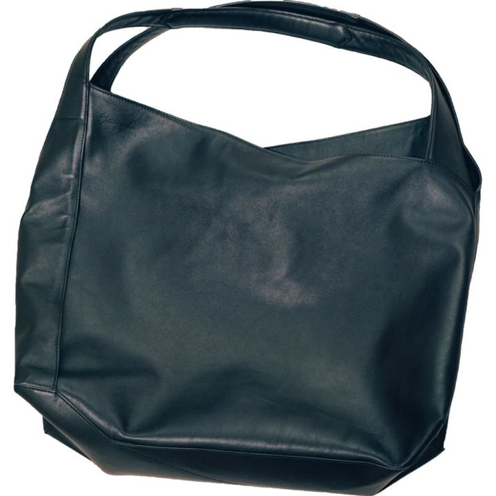 InRed Icons 原田美和さんのmy Bag。Yohji Yamamotoの軽量なレザーが好ポイントの大きめなトート。