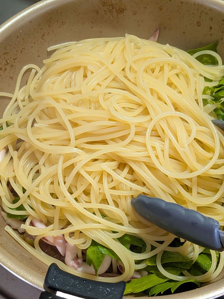 5、セロリの葉っぱ、茹で上がったパスタを工程4に入れ強火で炒める。