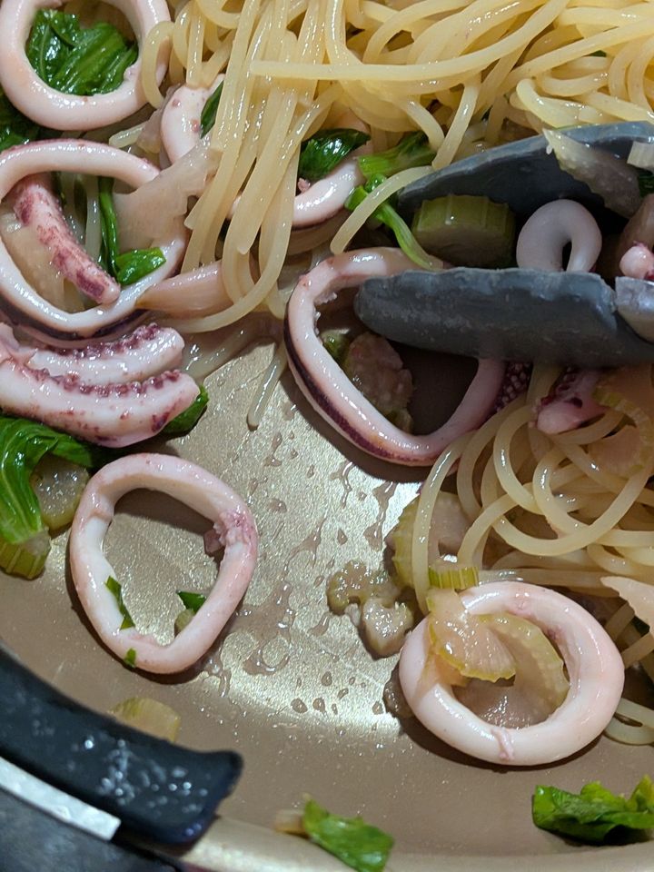 どのレシピ本にも載ってない！我が家流【烏賊とセロリのエスニックパスタ】