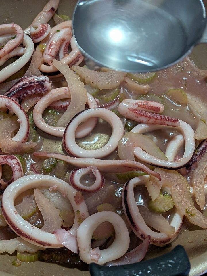 4、◯を入れた鍋でパスタを袋の表示から1分前まで茹でる。タイマー2分前くらいに茹で汁大さじ3を工程3に入れる。
