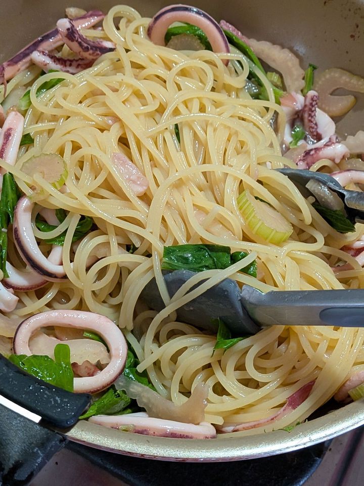 どのレシピ本にも載ってない！我が家流【烏賊とセロリのエスニックパスタ】