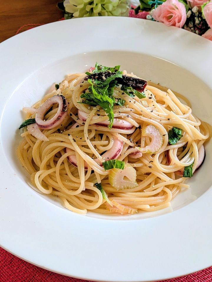 どのレシピ本にも載ってない！我が家流【烏賊とセロリのエスニックパスタ】