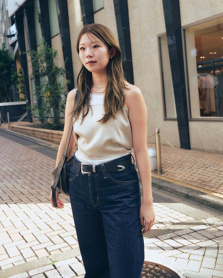 【20代スナップ＠学芸大学】ヘルシーな夏っぽコーデのデニム美シルエットが目を引く