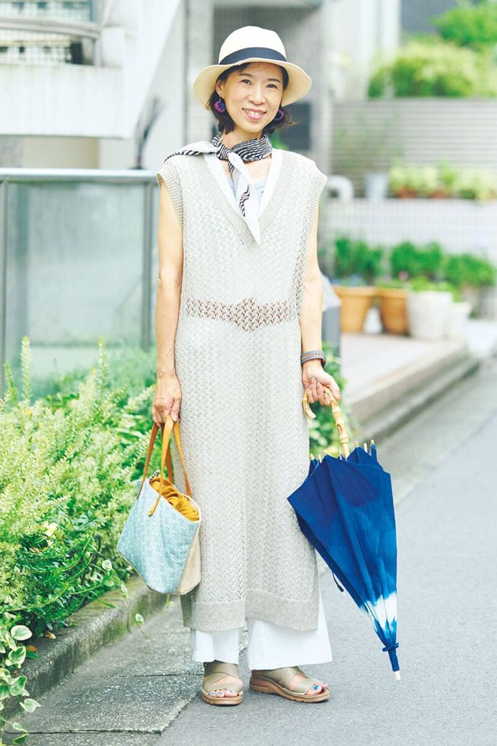 サロペット×ロングベストの大人リゾートコーデ