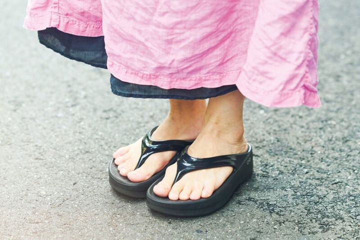 長時間履いても疲れにくい「ウーフォス」のリカバリーサンダルが街歩きに◎。