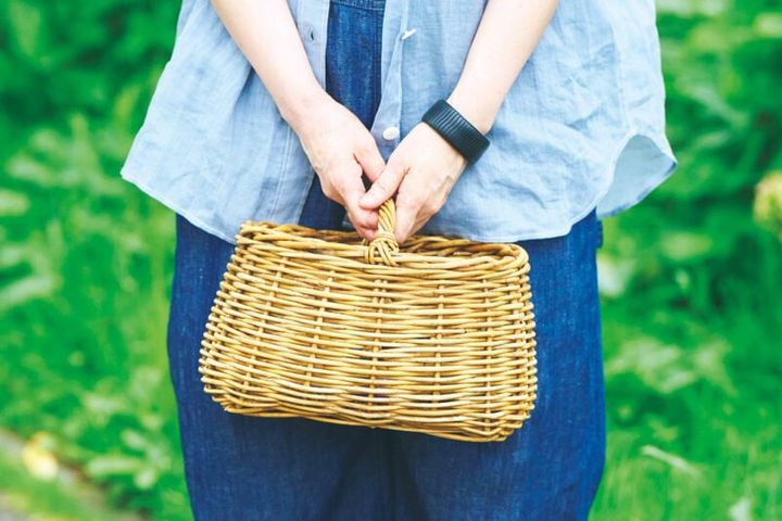 ころんと可愛いかごバッグは「ハリス」のもの。