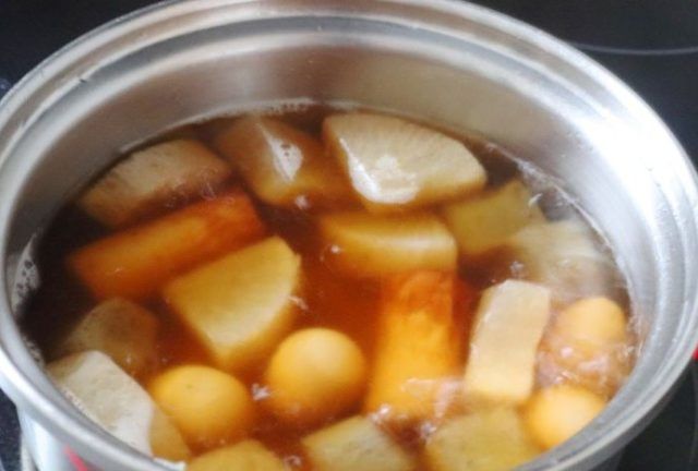 鍋で煮ているミニおでん