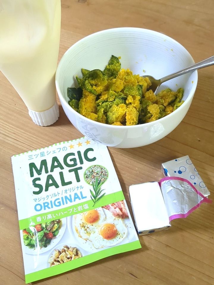 クリームチーズと調味料を加えていきます。