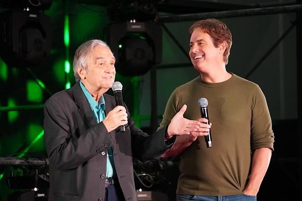 【写真を見る】『グレムリン』から40年以上！ジョー・ダンテ監督＆ザック・ギャリガンが笑顔でトーク