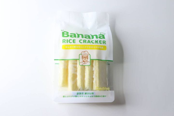 白い背景に置かれたバナナ味ライスクラッカーのパッケージ