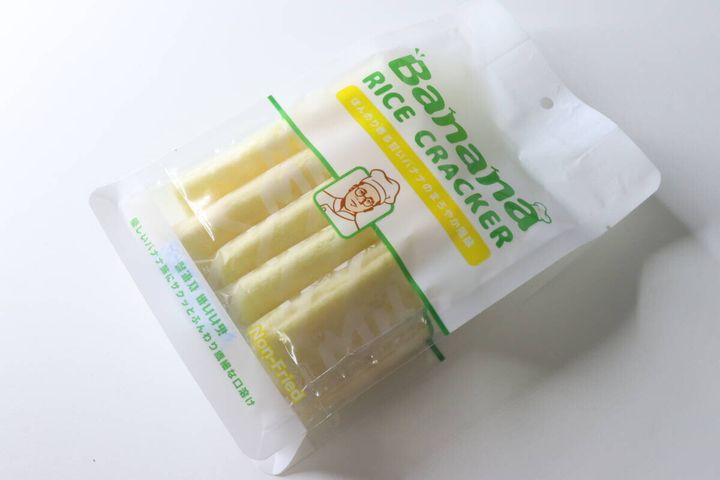 白い背景に斜めに置かれたバナナ味ライスクラッカー