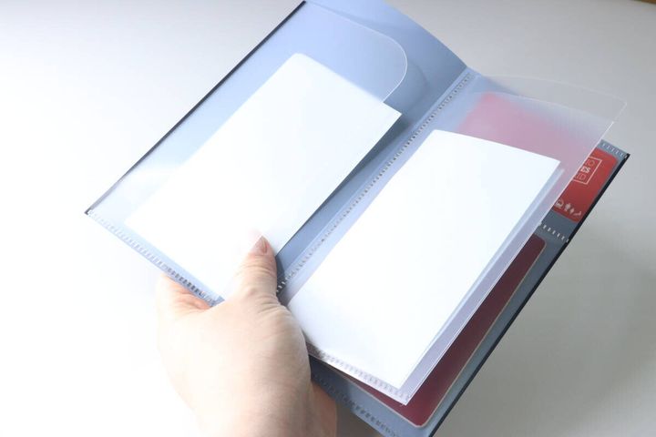 開いたチケットファイルに白い紙が複数枚収納されている様子