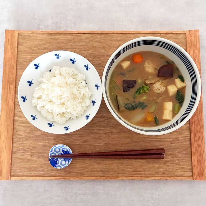 MISOVATIONの味噌汁とご飯が木製トレーに置かれている