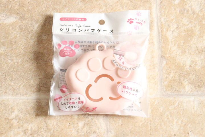 ピンクの肉球型シリコンパフケースがパッケージに入っている