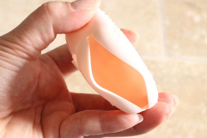 両サイドを押して開いた状態のピンクのシリコンパフケース