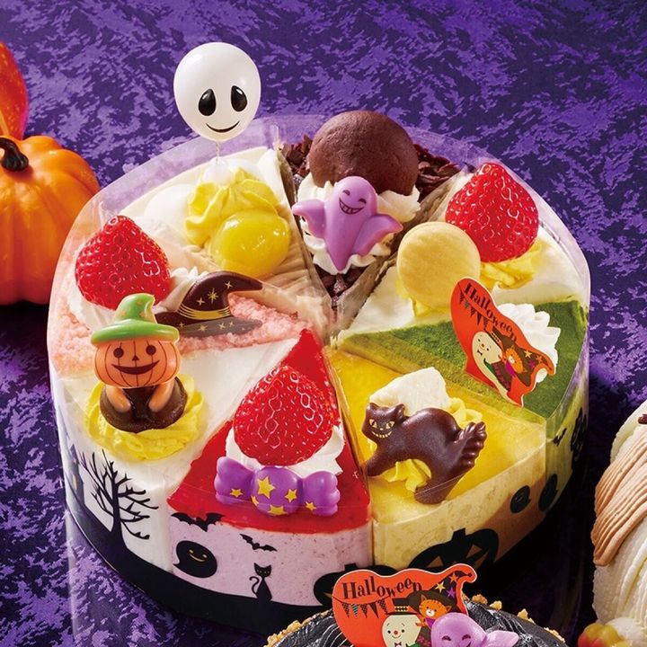 8種類のカットケーキが並びハロウィン飾りがされたアソートケーキ