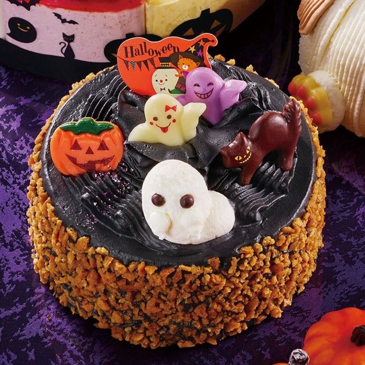 黒いケーキに白いおばけやジャックオランタンが飾られたハロウィンケーキ