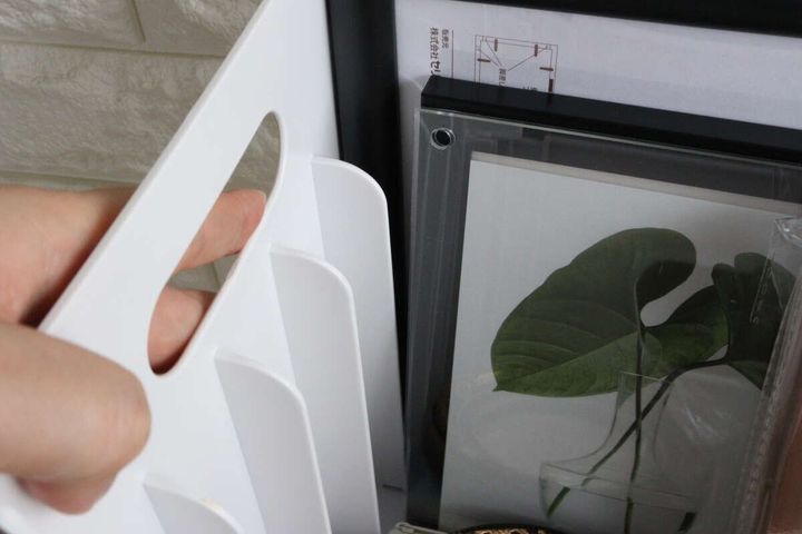 ファイルスタンドの仕切り部分と収納された額縁