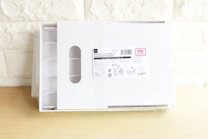 白い組み立て式ファイルスタンドがパッケージに入っている