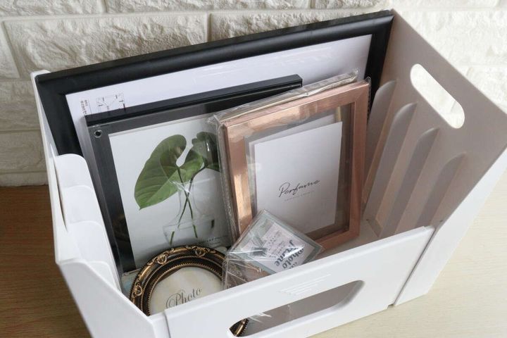 組み立てたファイルスタンドに額縁や小物が収納されている