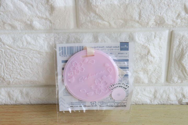 透明な袋に入ったピンク色の桜柄ラバーサシェ