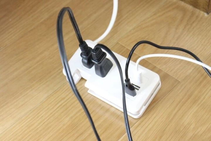 白い2コンセントタップに複数の電源コードを接続