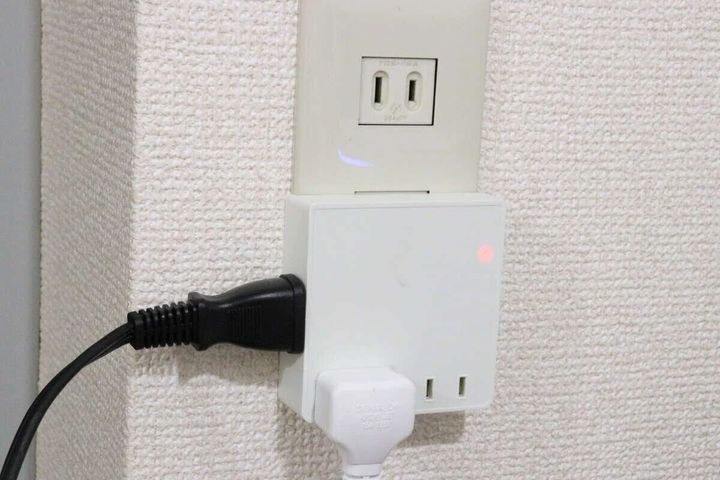 壁のコンセントにスクエアタップを差し込み電源プラグを接続