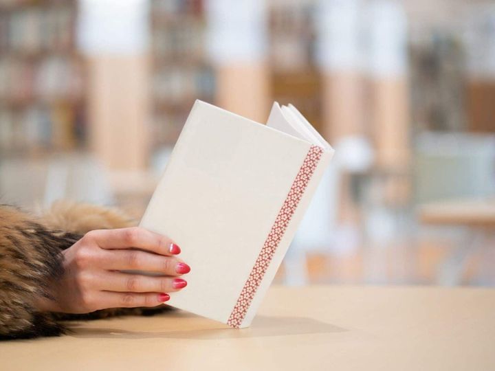 All About ニュース編集部が全国250人を対象に実施した「小説に関するアンケート」の調査結果から、宮部みゆきの小説で好きもしくは読んでみたい作品ランキングを発表！ 2位「模倣犯」を抑えた1位は？※画像はイメージです