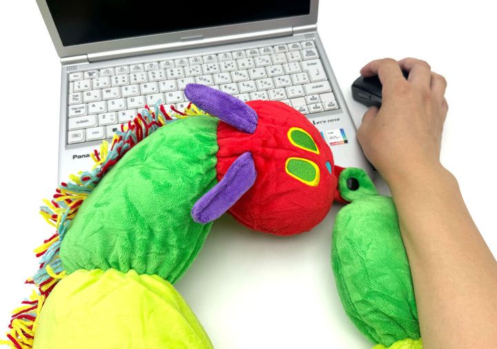 はらぺこあおむしネックピローをリストレストとして使用しマウスを操作