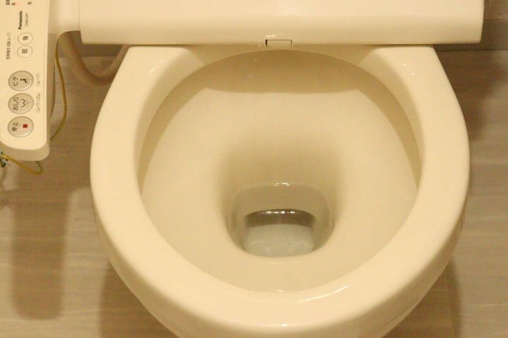掃除が完了しきれいになったトイレの便器全体