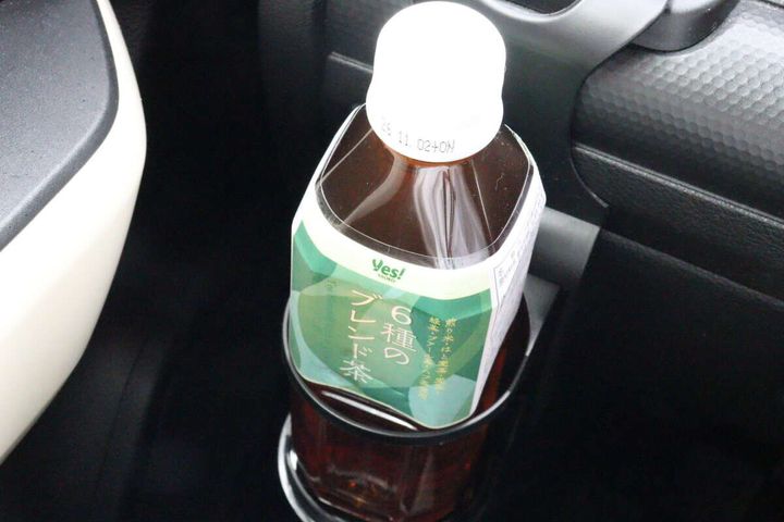 車内の助手席側に取り付けられたドリンクホルダーにペットボトルが入っている