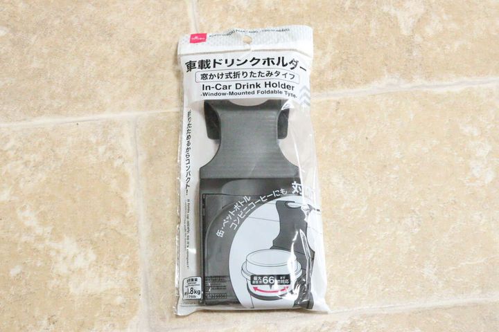 「車載ドリンクホルダー」と書かれたダイソー商品のパッケージ
