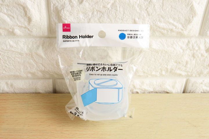 ダイソーのリボンホルダーが透明な袋に入った状態