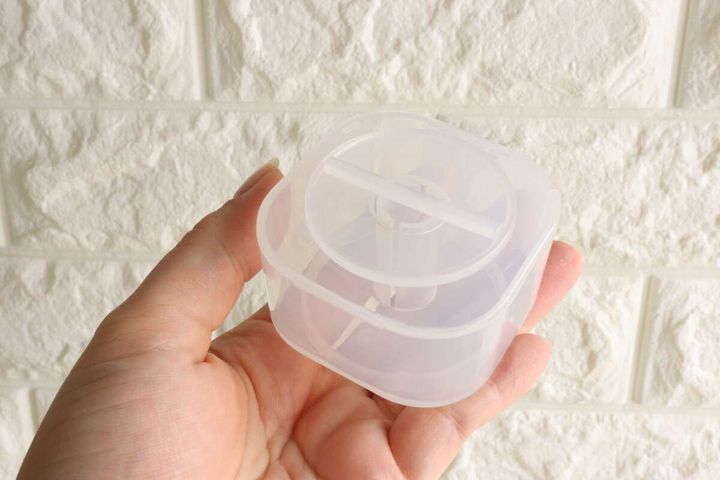 手のひらに乗せた半透明の四角いリボンホルダー本体