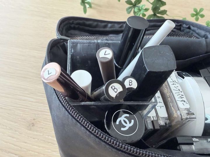 メイクポーチ内でラベリングされたペンシルタイプのコスメ