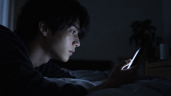 差の4割は「SNSを始めた年齢」で説明できた