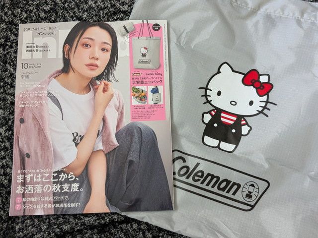 InRed2026年10月号とColeman×HELLO KITTYエコバッグの全体写真