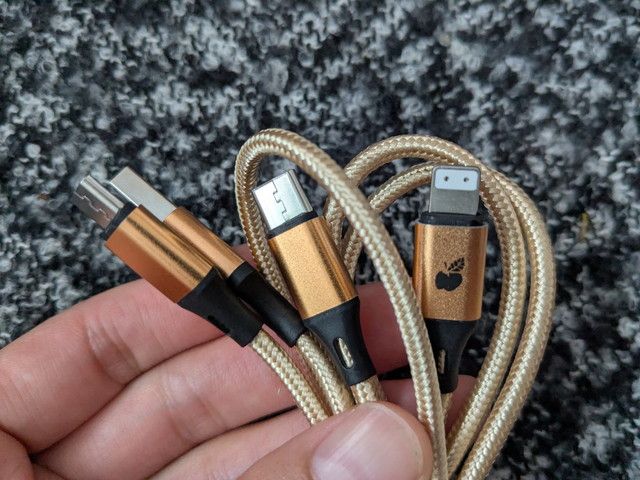 USB充電ケーブルのアップ写真