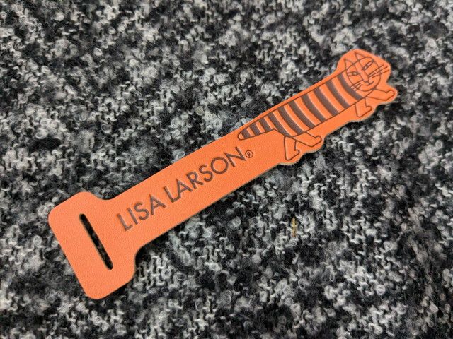 LISA LARSONケーブルバンドのアップ写真