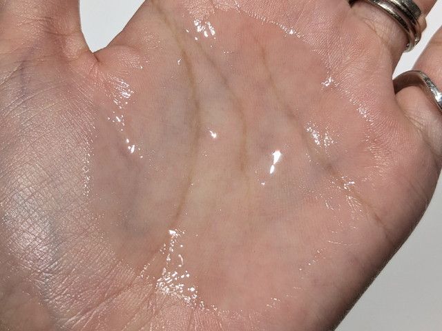 b.glen MY QuSome LOTIONを手のひらにのせた様子