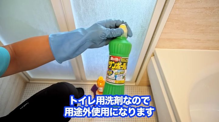 お風呂のドアの白い水垢をスッキリ落とす方法