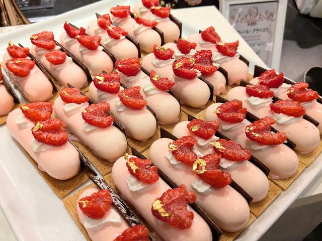 繊細な模様のチョコレートとフレッシュラズベリー、金箔を飾ったエクレール・アラベスク