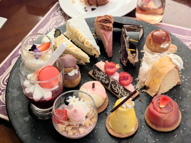 チーズケーキやチョコレートケーキ、シューやプチガトーなど気になったスイーツを取り分けたお皿