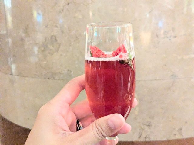 ピンクのお花を添えたグラス入りの華やかなノンアルコールカクテル