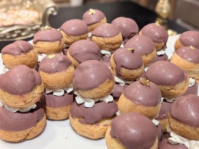 パープルチョコレートでコーティングし金箔を飾ったシュー、ペルル・ド・マリー