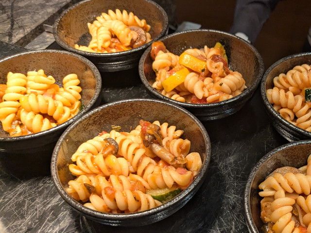 彩り野菜を加えたフジッリのトマトソースパスタが盛られた小鉢