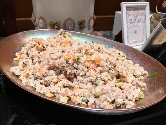 スモークサーモンと栗を合わせたライスサラダの大皿盛り