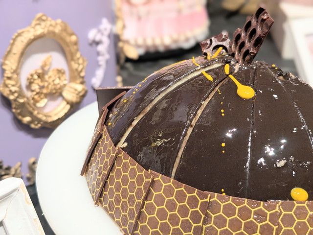 ハニカム模様のチョコレートとキャラメルソースを添えたペルル・ド・ラヴァンドのドーム