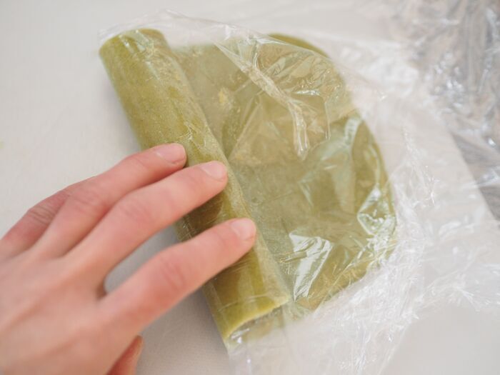 本物のキウイと見間違えちゃう！？黒ごま＆抹茶で断面まで完璧な「キウイクッキー」が可愛すぎて感動